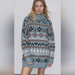 Zara Women's Blue and Brown Patterned Oversized Turtleneck Sweater. Size S